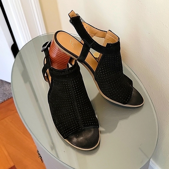 FRANCO SARTO- Hartlet 2 Perferated Suede PeepToe. - Picture 2 of 7